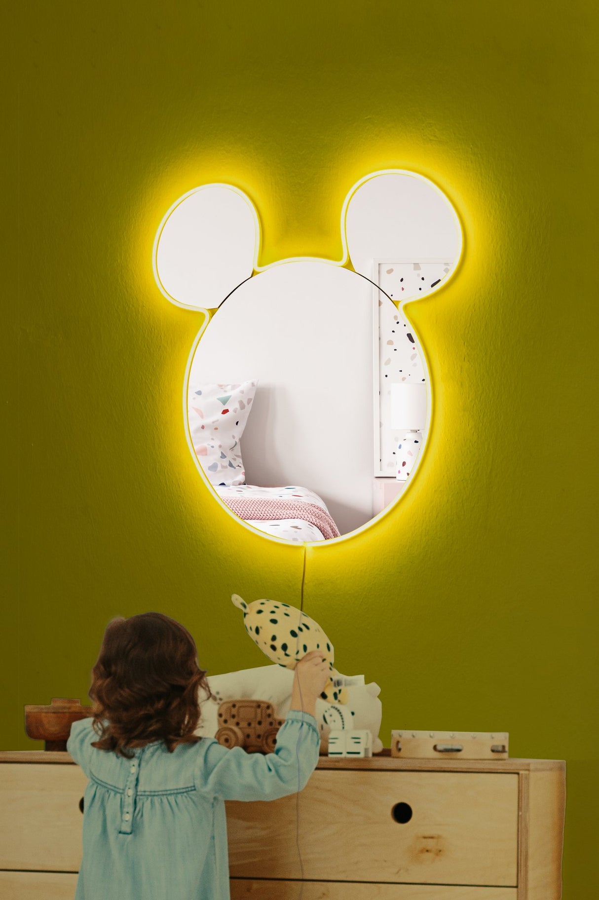 Oglinda decorativa Mickey Mirrorland, roz - alb - galben, 53x50 cm - Galben