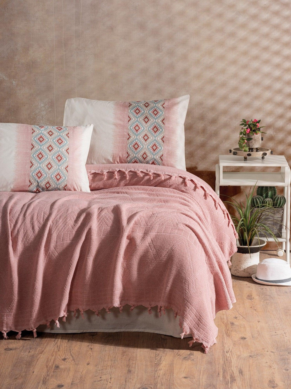 Set Cuvertura cu cearceaf si fete de perna Pink, 220 x 240 cm