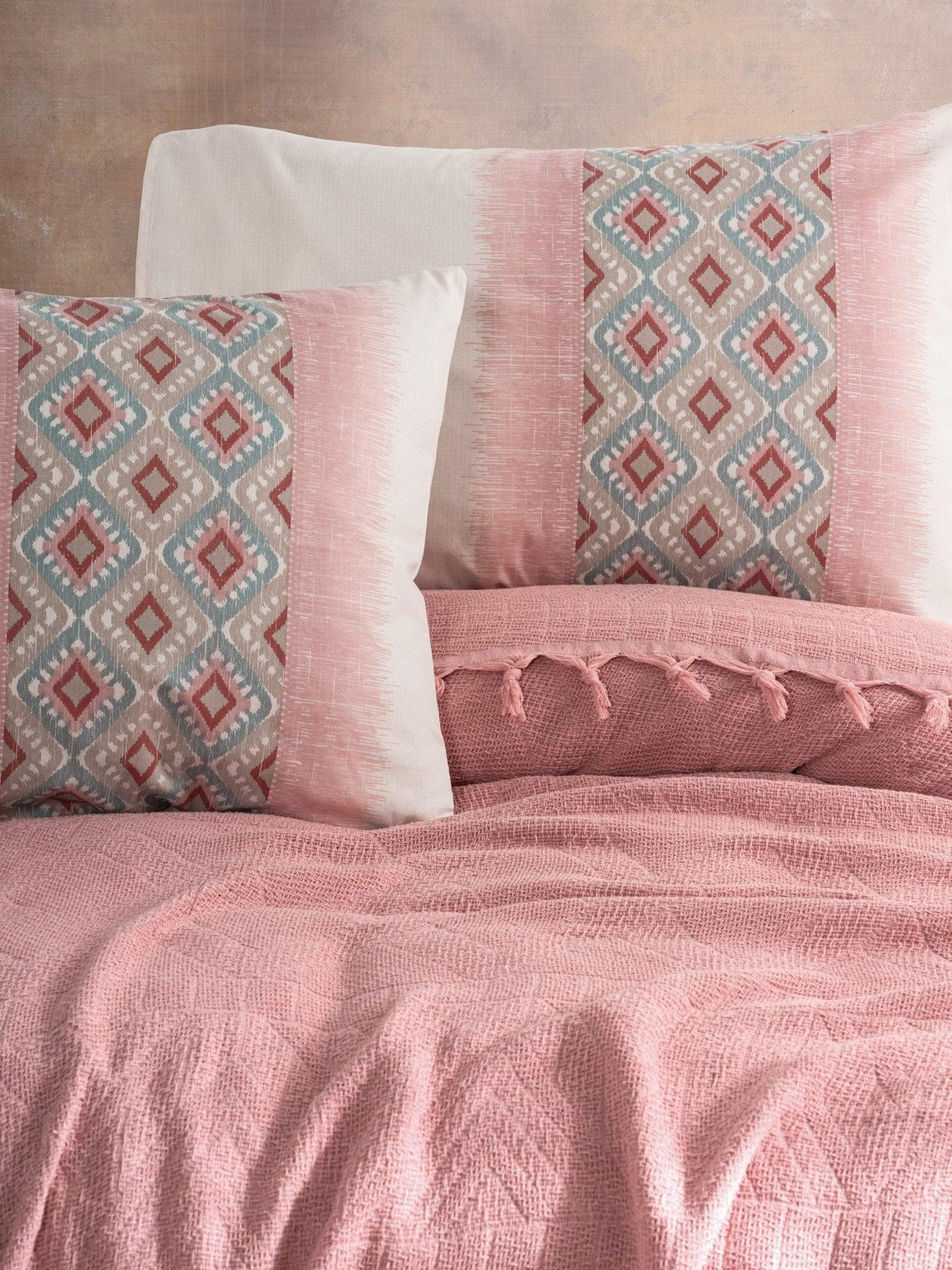 Set Cuvertura cu cearceaf si fete de perna Pink, 220 x 240 cm