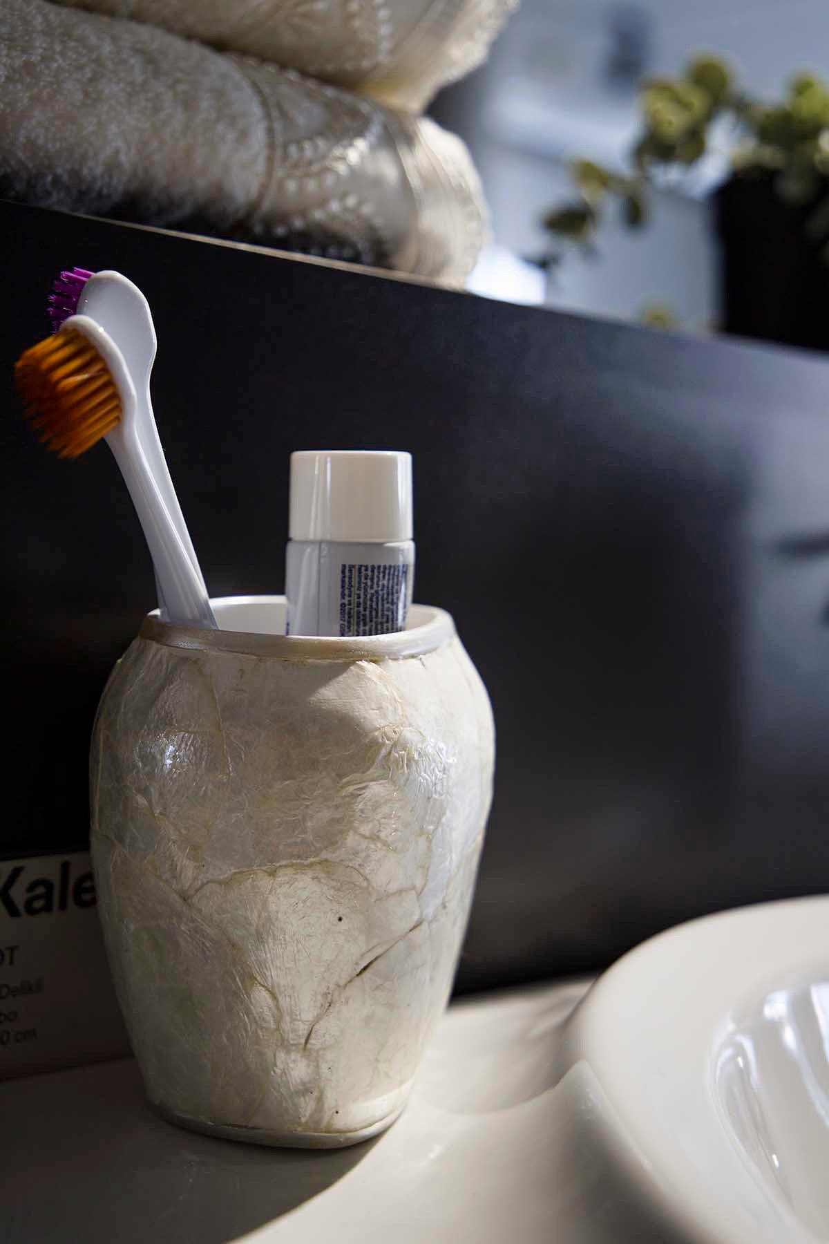 Set de Baie Lux Sedef, Alb, Dozator de sapun, Perie, Suport de periuta de dinti, Sapuniera