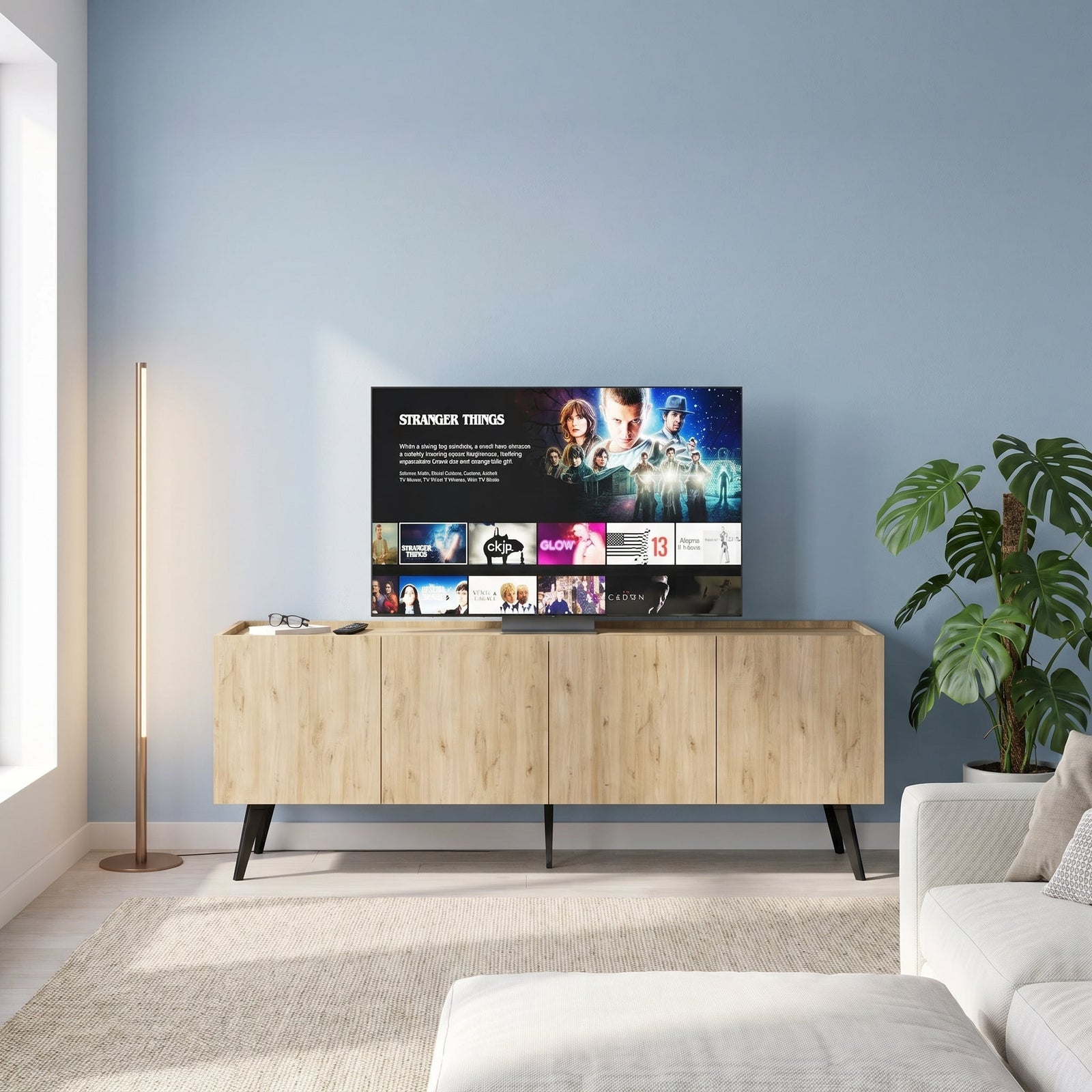 Comodă TV Adore Luna din stejar într-un living luminos, cu televizor și plante