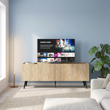 Comodă TV Adore Luna din stejar într-un living luminos, cu televizor și plante