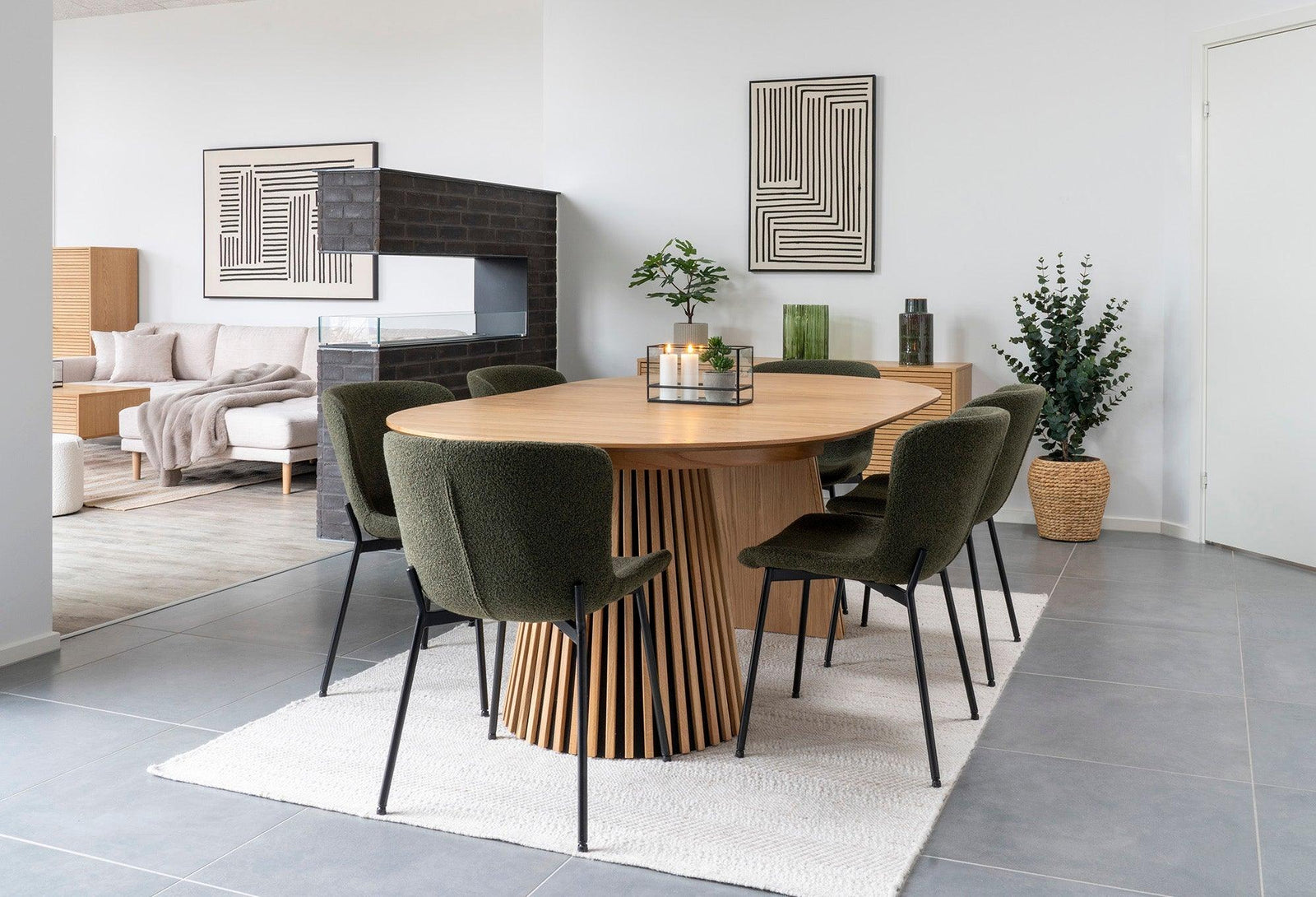 Living amenajat în stil scandinav, cu mobilier simplu și lumină naturală