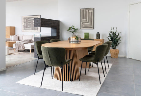 Living amenajat în stil scandinav, cu mobilier simplu și lumină naturală