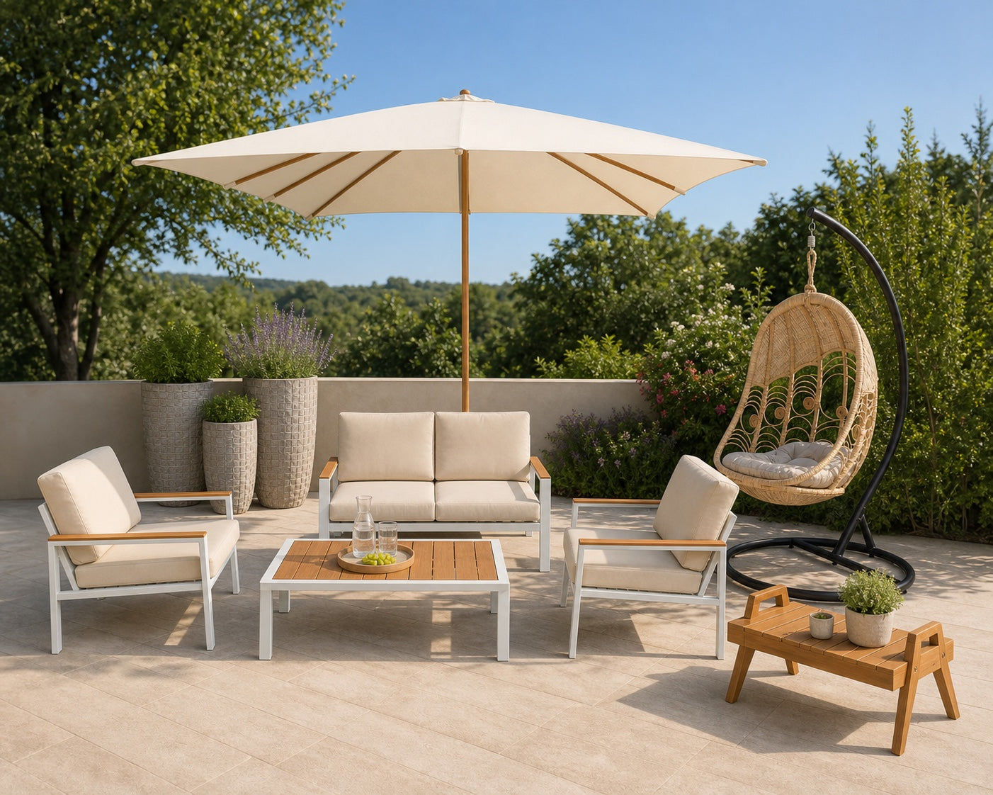 Terasă amenajată cu set lounge, balansoar, măsuță, umbrelă și jardiniere