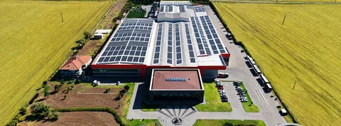 Panouri solare pe acoperișul fabricii Adore din Ankara